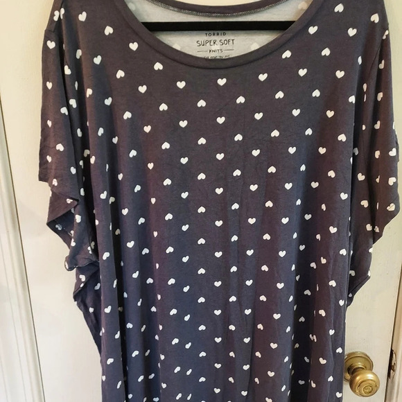 Torrid SLIM FIT CREW TEE - SUPER SOFT DOTTED HEARTS DARK SLATE GREY Size 5 - Picture 4 of 5